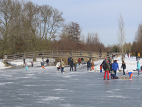 901331 Afbeelding van ijsvermaak op de grote plas bij het Anafora Parkrestaurant (Uilenboslaan 1) in het Máximapark in ...